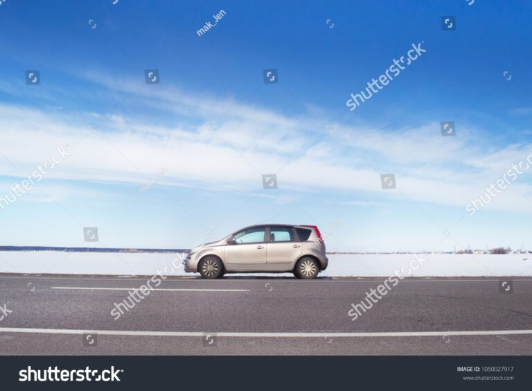 nissan march active en un dia soleado