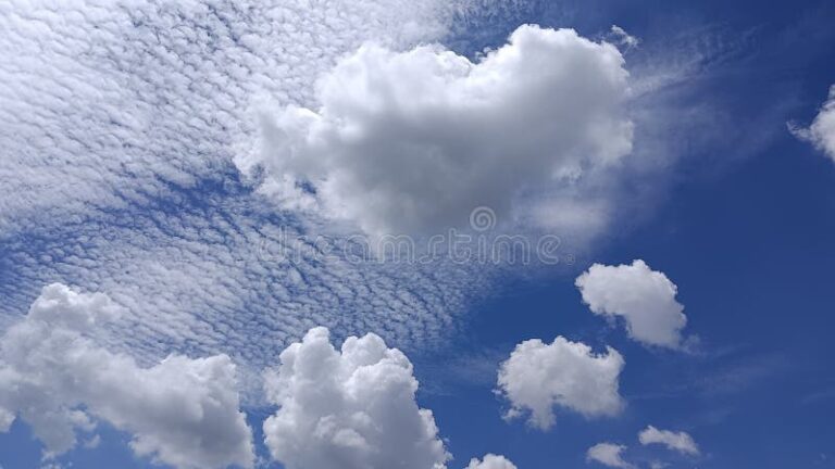 nubes blancas flotando en un cielo azul