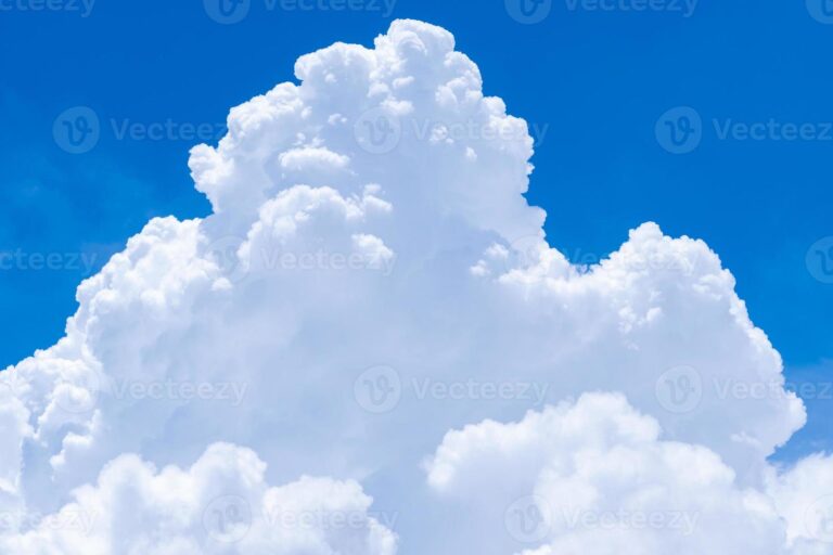 nubes esponjosas sobre un cielo azul