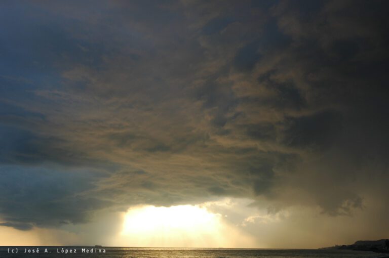 Qué ejemplos de condensación de gases a lÃquidos existen 27 nubes formandose en un cielo despejado
