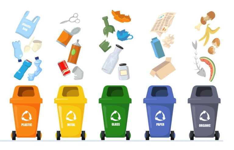 objetos reciclables en contenedor de basura