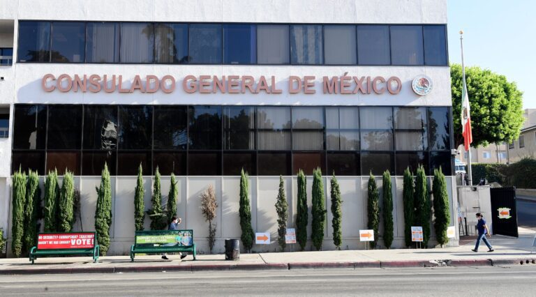 oficina gubernamental mexicana con documentos
