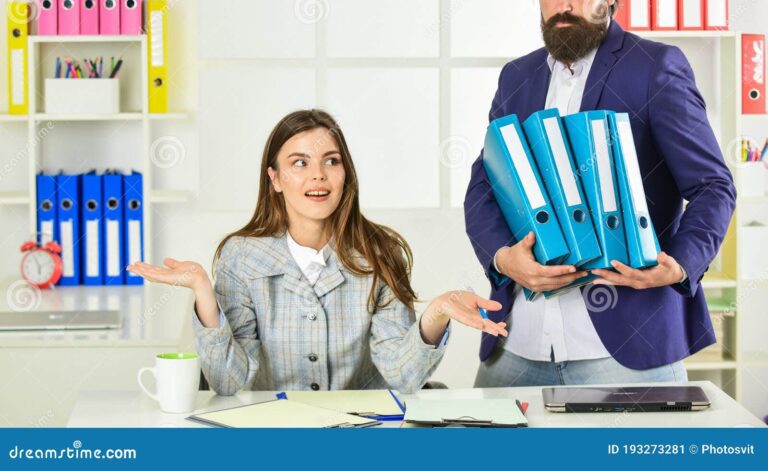 oficina moderna con asistente trabajando