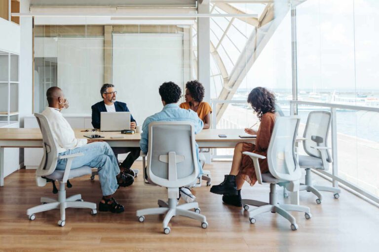 De qué manera se puede mejorar la productividad en el trabajo 12 oficina moderna con personas colaborando