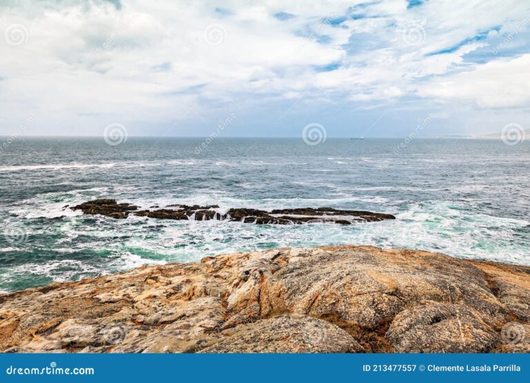 olas rompiendo contra una costa erosionada