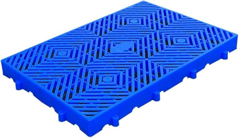 pallets plasticos apilados en un almacen 1