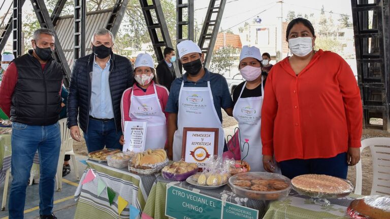Cómo ha impactado Grupo Bimbo en su responsabilidad social y comunitaria 2 panaderia comunitaria con personas colaborando