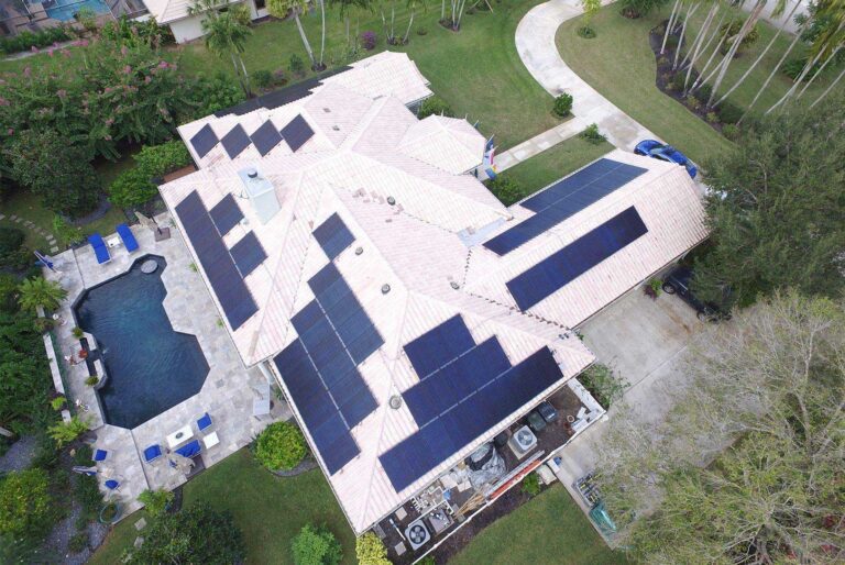 paneles solares en un paisaje mexicano