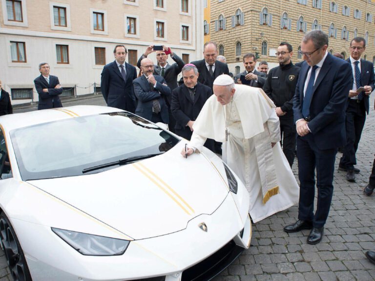 papa francisco con lamborghini huracan en el vaticano