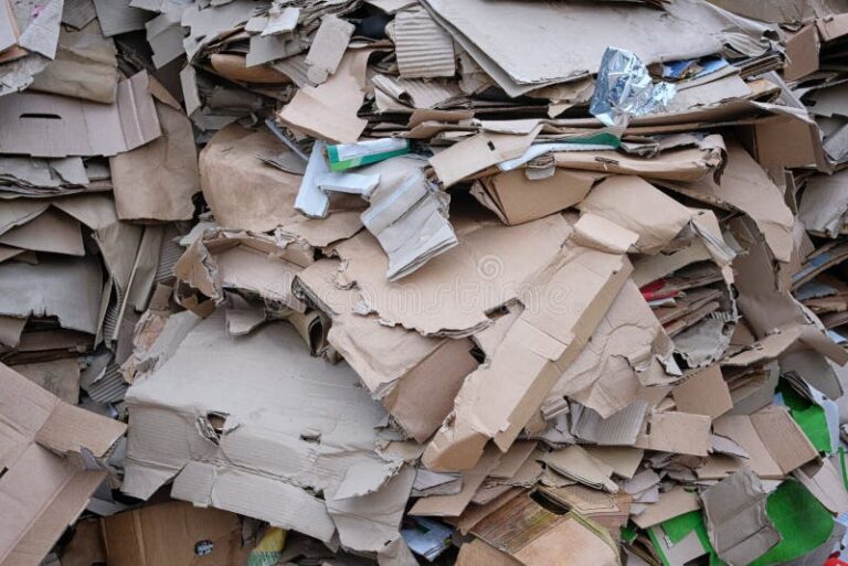 papel reciclado apilado en un entorno urbano