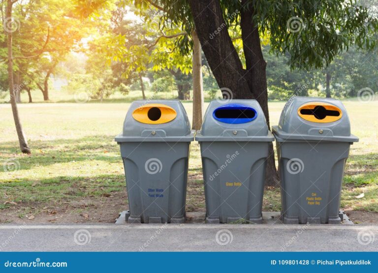 papelera de reciclaje en un parque