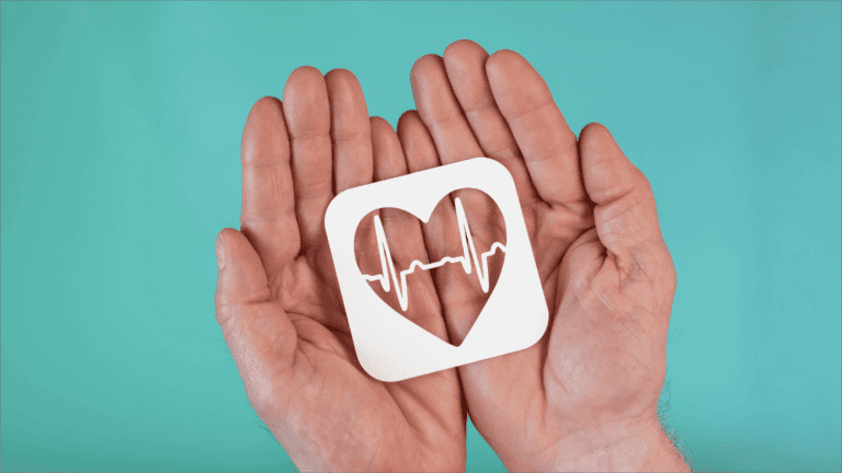 paquete en manos con fondo informativo