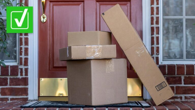 paquete siendo entregado en la puerta