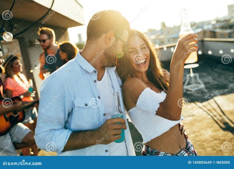 pareja bailando en una fiesta alegre