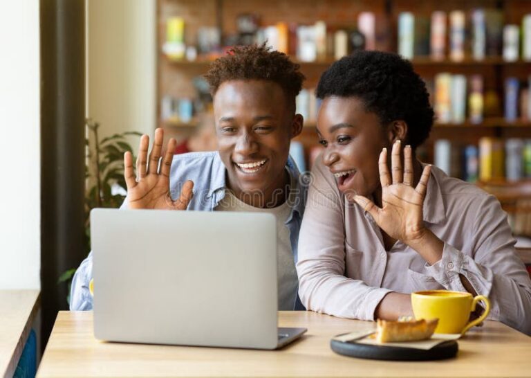 pareja comunicandose en un cafe acogedor
