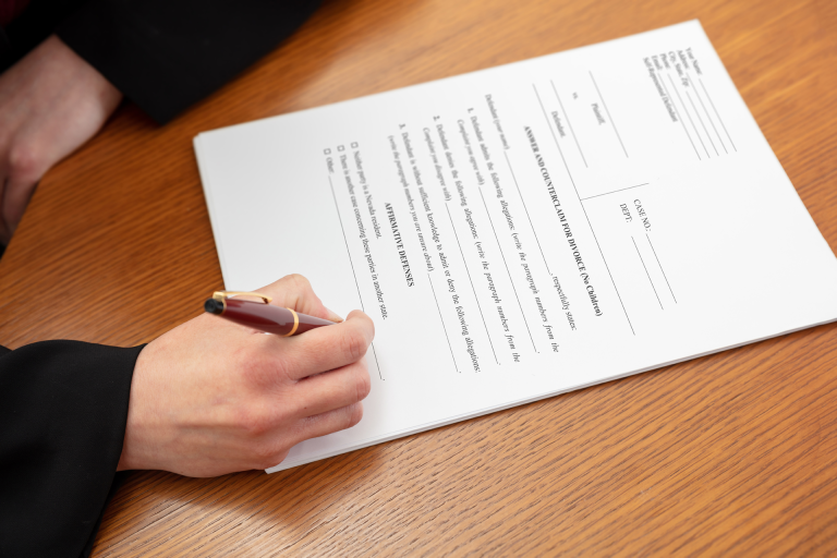 Qué es un modelo de poder para matrimonio civil ante notario 22 pareja firmando documentos en notaria