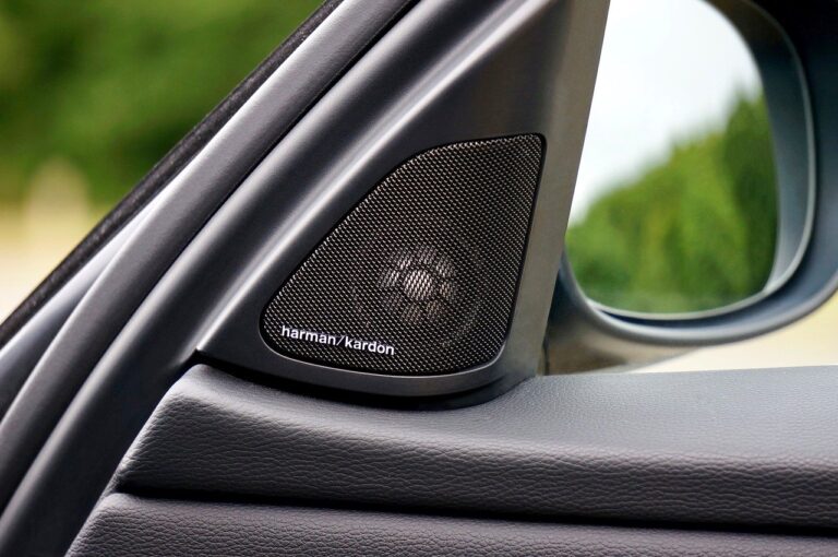 parlante harman kardon en un automovil moderno