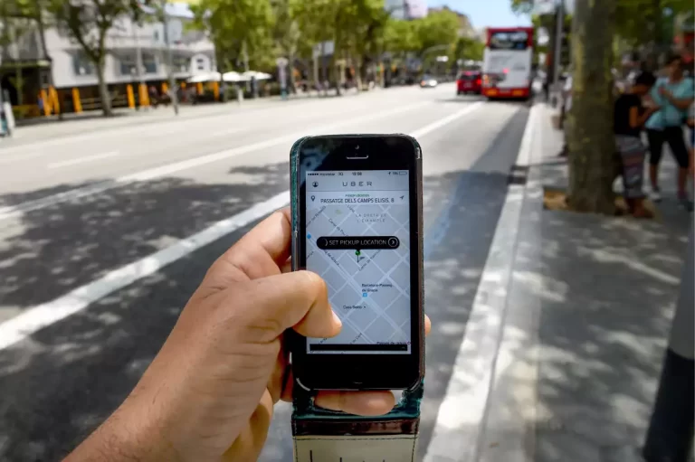 pasajero esperando un uber en la calle