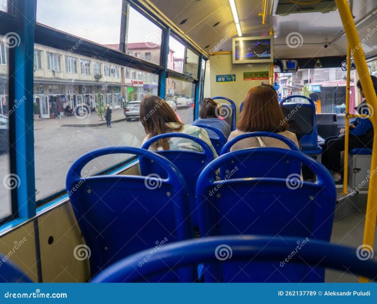 pasajeros sentados en un autobus vacio
