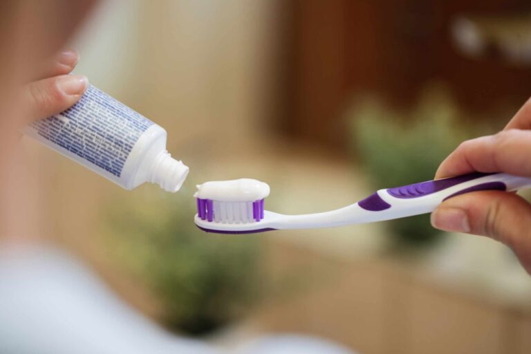 pasta de dientes aplicandose sobre plastico