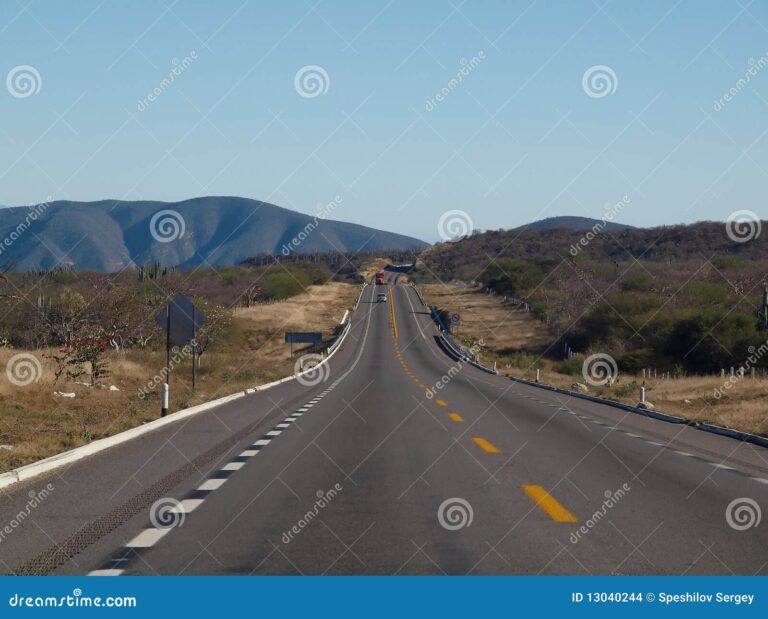 peaje en carretera con paisaje mexicano