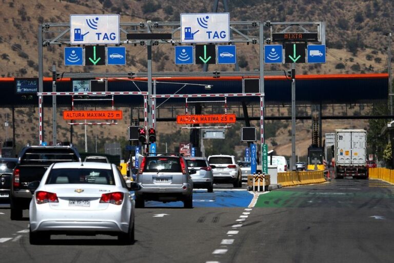 peaje en carretera entre ciudades chilenas