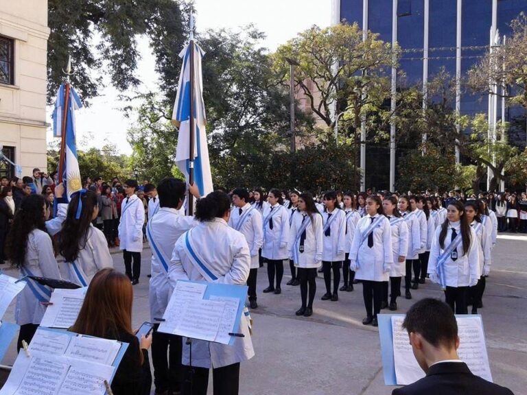 Cómo portar el uniforme correctamente para lucir profesional y presentable 3 persona ajustandose el uniforme en espejo