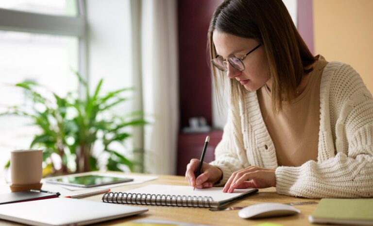 persona concentrada resolviendo una prueba