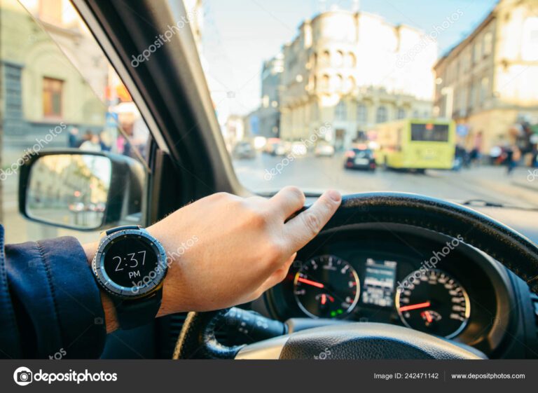 persona conduciendo un coche en la ciudad 1