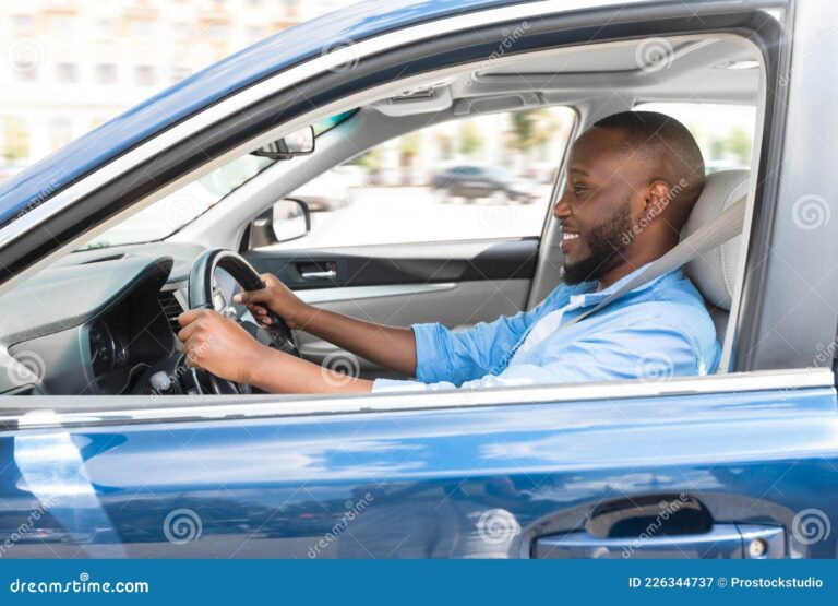 persona conduciendo un coche en la ciudad
