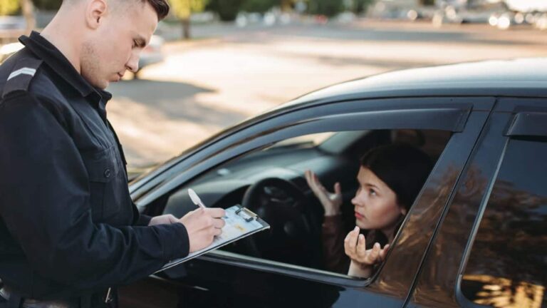 persona dirigiendo el estacionamiento de autos