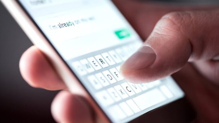 persona escribiendo en un celular