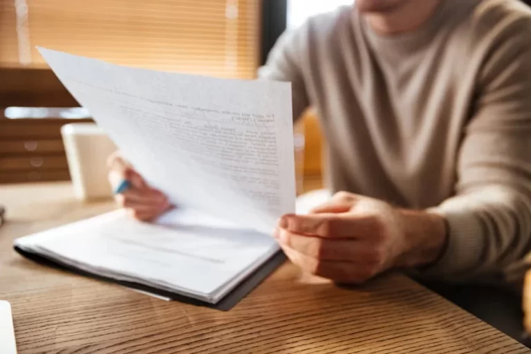 Cómo puedo presentar una queja ante la CNDH de manera efectiva 20 persona escribiendo una carta de queja
