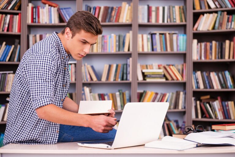 Cómo Prepararte Efectivamente Para Pasar una Prueba Psicométrica 7 persona estudiando con libros y computadora