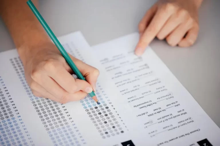 Cómo obtener el manual para sacar la licencia de conducir clase C 2 persona estudiando con un manual de conduccion