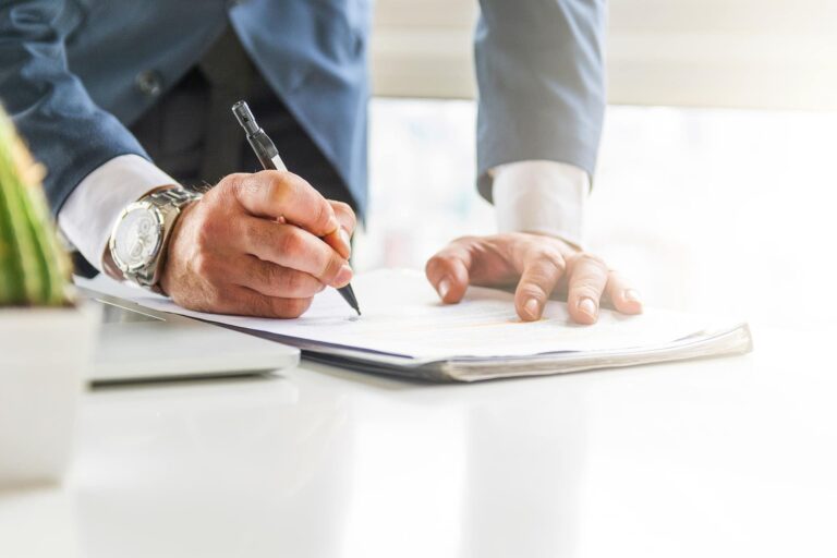 persona firmando un documento de autorizacion