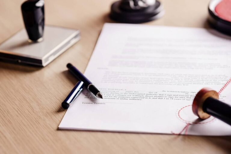 persona firmando un documento legal