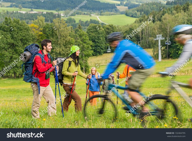 persona montando bicicleta en un paisaje natural