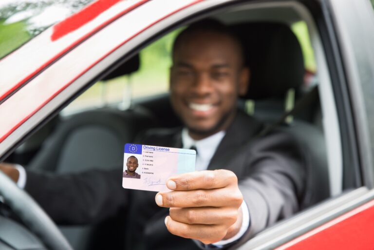 Por qué Uber no acepta mi licencia de conducir y qué puedo hacer 5 persona mostrando su licencia de conducir