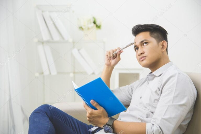Qué significa "con respecto al tema" y cómo usarlo correctamente 29 persona pensando con notas y libros
