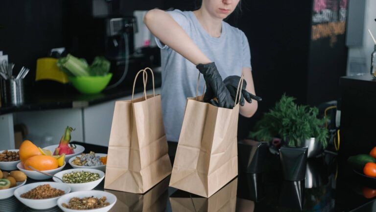 Cómo puedo comenzar a trabajar con Mercado Libre y vender mis productos 10 persona preparando productos para venta online