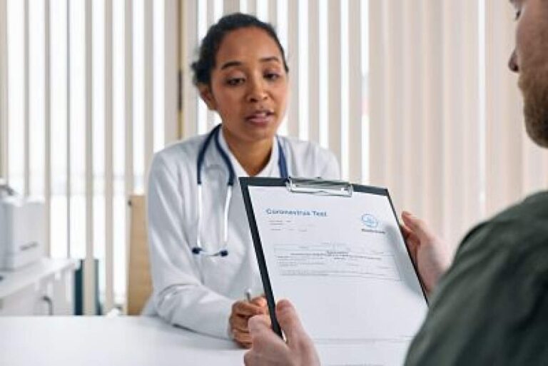 Cómo se dice correctamente: el alta o la alta en español 11 persona recibiendo un alta medica