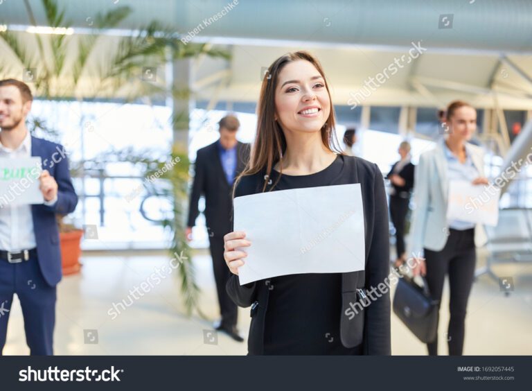 persona registrandose en un aeropuerto