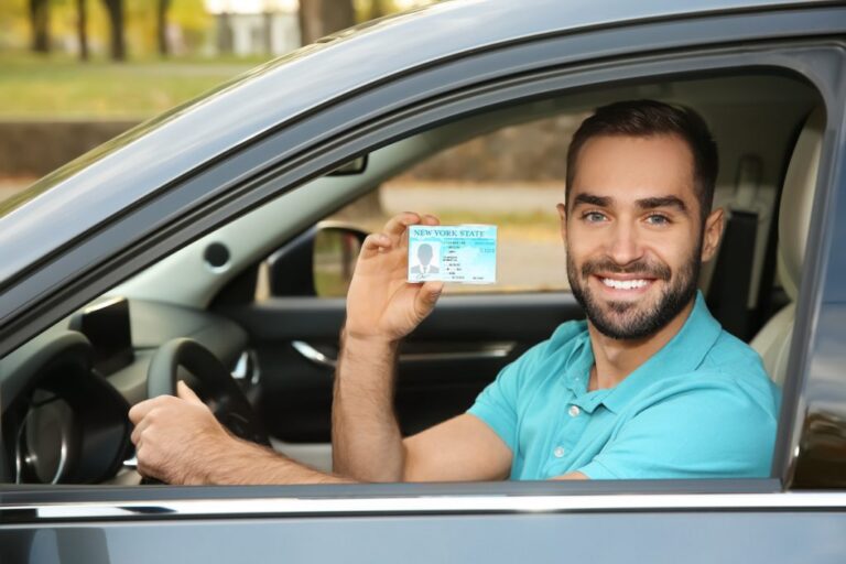 Cómo puedo renovar mi licencia y evitar multas por atraso 27 persona renovando su licencia de conducir