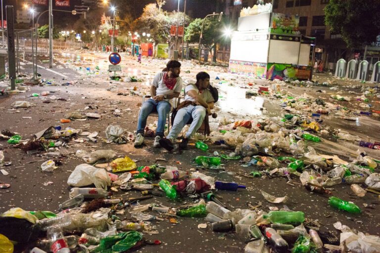 persona rodeada de basura en la calle