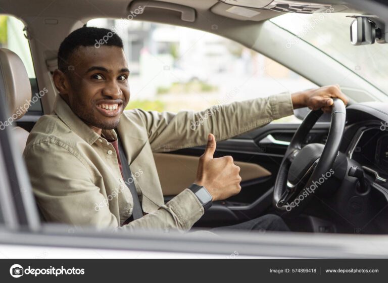 persona sonriendo mientras conduce un coche