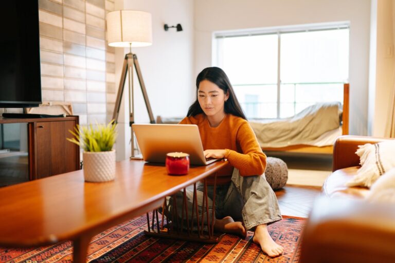 Cómo puedo trabajar en Mercado Libre y cuáles son los requisitos 4 persona trabajando en una computadora en casa