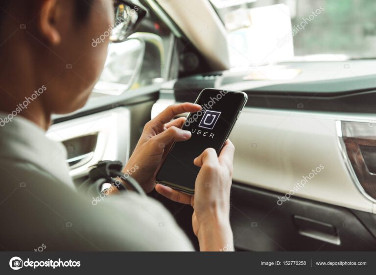 persona usando aplicacion de uber en telefono