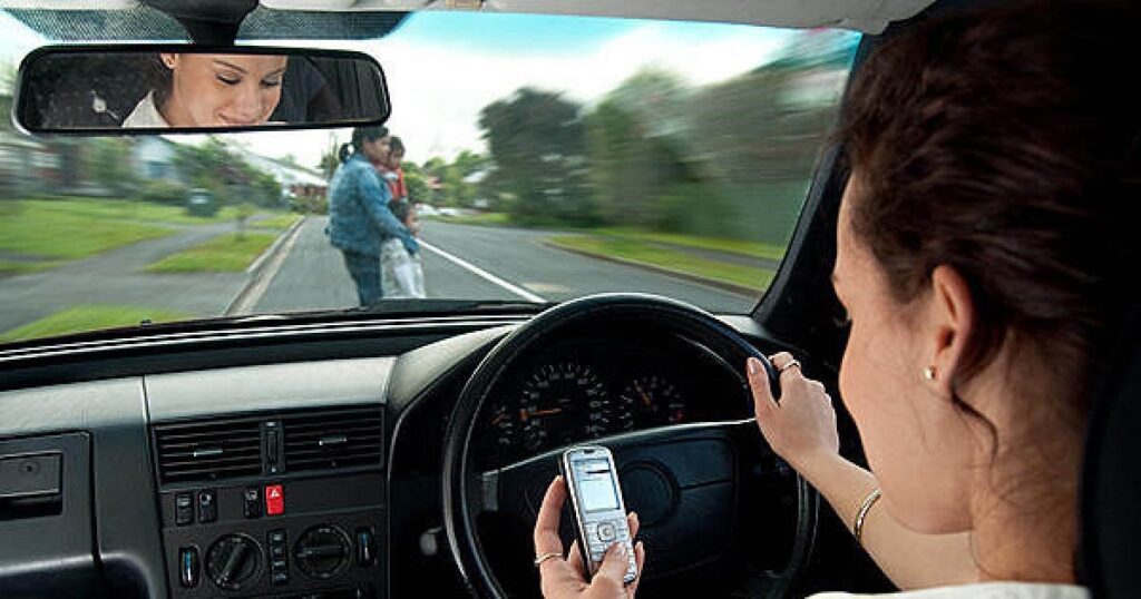 Es posible recibir una multa por usar el celular al conducir
