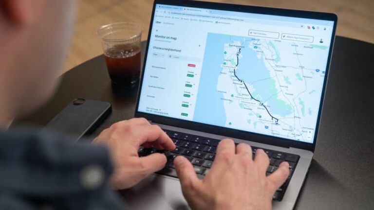 persona usando uber en una computadora portatil